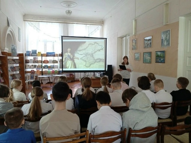 В районной библиотеке состоялся Всероссийский урок памяти  «Возвращение в родную гавань», посвященный Дню воссоединения Крыма с Россией