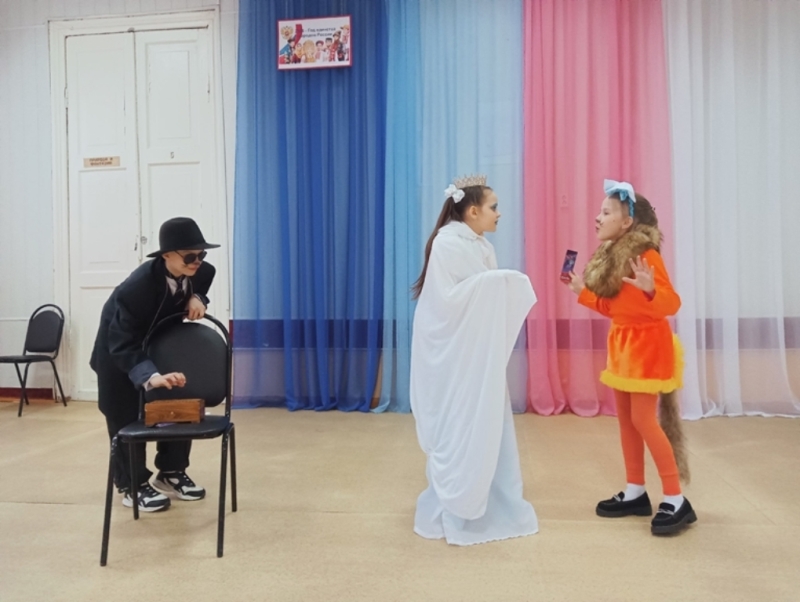 Сотрудники детской библиотеки и участники театральной студии «Петрушка» побывали в гостях у ребят студии раннего развития «Росинка» со спектаклем