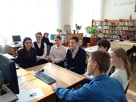 Ученики 11 класса школы №2 приняли участие в квиз-турнире «Писатели-юбиляры 2026 года: от Ломоносова до Рыбакова»