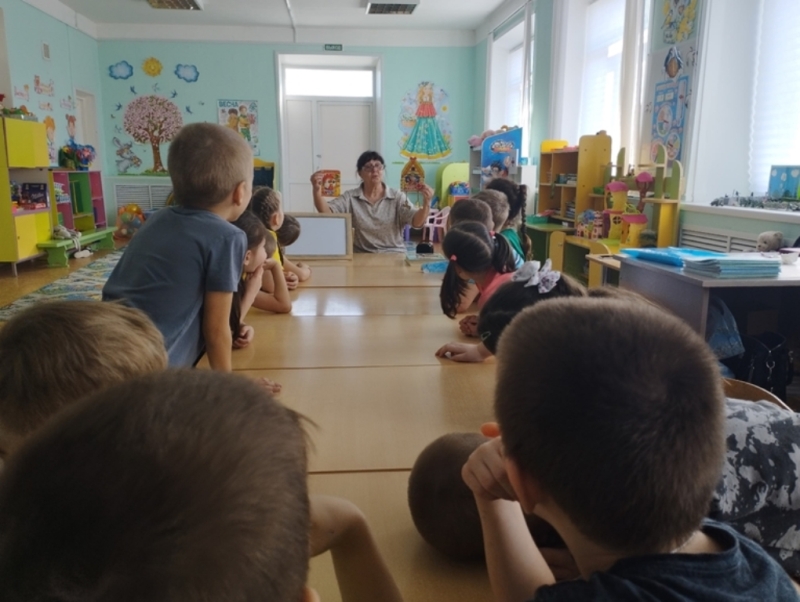 Сотрудники детской библиотеки совместно с экскурсоводом музея-заповедника «Тарханы» Марией Федоровой побывали в гостях у ребят детского сада №1