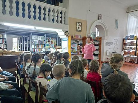 В районной библиотеке  школьники встретились с фотолюбителем Любовью  Митрофановой