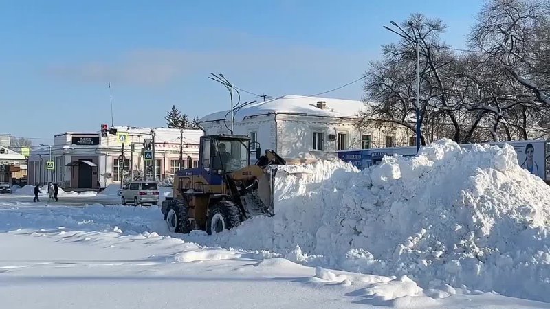 Белогорск продолжает ликвацию аномального снегопада.