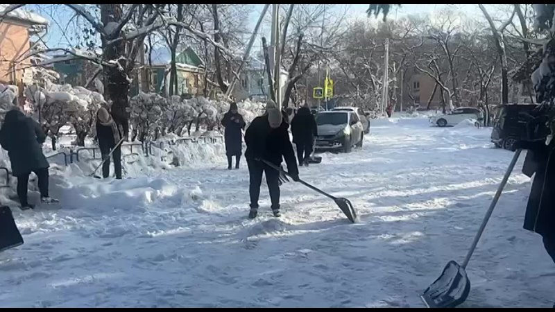 Коллектив управления ЖКХ Белогорска присоединился к кампании по уборке снега.  Субботник по ликвидации последствий аномального снегопада организован в преддверии выходных.