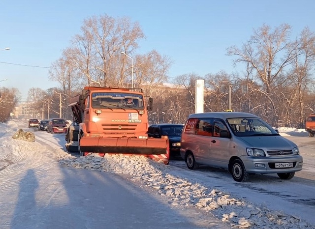 Белогорск продолжает ежедневную борьбу с последствиями рекордного снегопада.