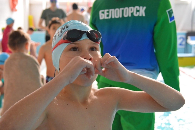 В Белогорске идет Кубок ФОК. В физкультурно-оздоровительном комплексе им. Героя России Сергея Солнечникова 2 ноября собрались около 100 пловцов.