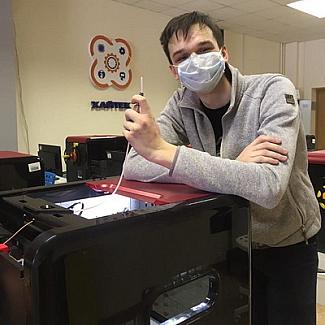 В детском технопарке «Кванториум» Нижний Новгород» на 3D-принтерах печатают детали для защитных медицинских щитков