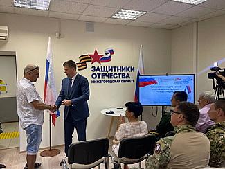 Андрей Гнеушев вручил нижегородцам медали «Отец солдата» и удостоверения ветерана боевых действий