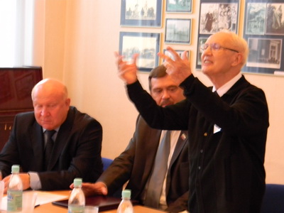 Выступает научный руководитель конференции Н.М.Фортунатов