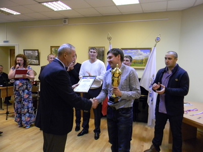 Кубок вручается капитану команды Р.Гавенко