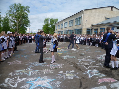 И школьный вальс опять звучит