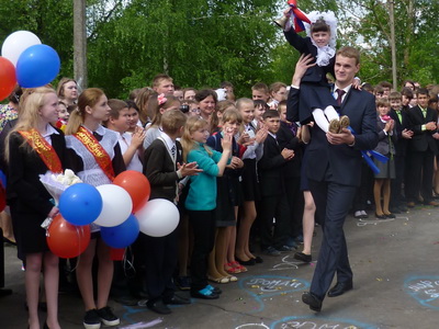 Последний звонок дают В.Кравцов и А.Кочеткова