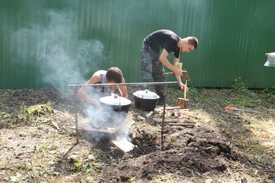 Дрова дымят, но каша будет вкусна