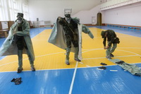 Общевойсковой защитный костюм надо надеть  быстро и правильно