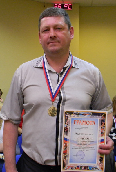 О.Смолин с наградой за первое место в чемпионате района по хоккею