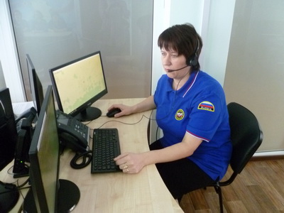 Оперативный дежурный С.Е. Сударева на рабочем месте