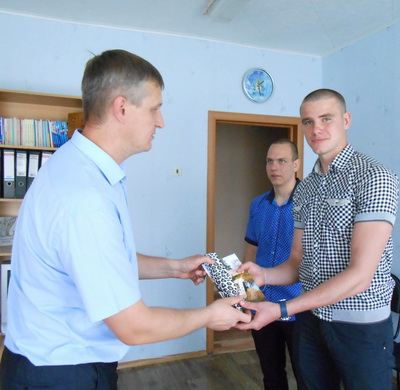 На торжественном мероприятии, посвящённом Дню молодёжи, заместитель главы районной администрации Н.И.Шорин вручил выпускникам-отличникам А.Грачёву и А.Немытову почётные грамоты и памятные подарки &ndash; наручные часы.