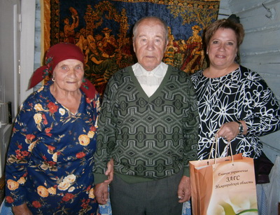 Поздравить супругов с юбилеем приехала начальник отдела ЗАГС С.А. Жарикова