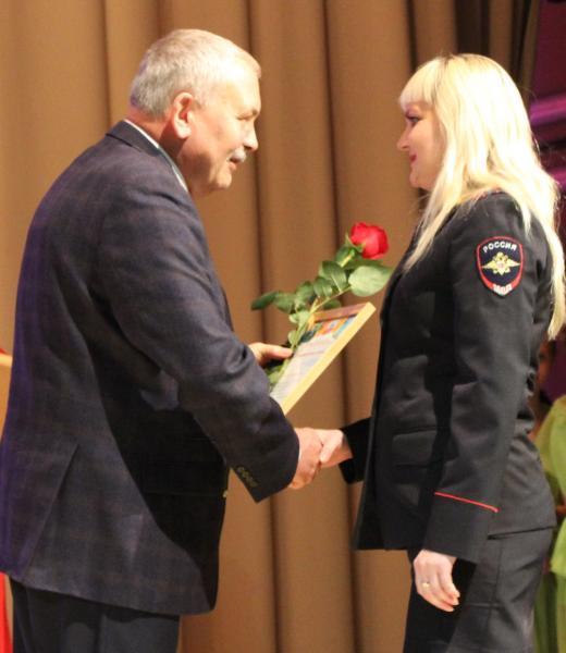 Глава администрации района А.В. Мараков вручает  Благодарственное письмо майору внутренней  службы Елене Владимировне Святкиной