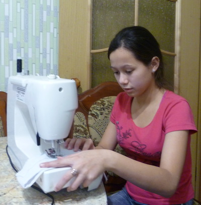 Жанна за швейной машинкой