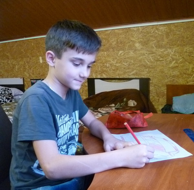 Саша любит рисовать