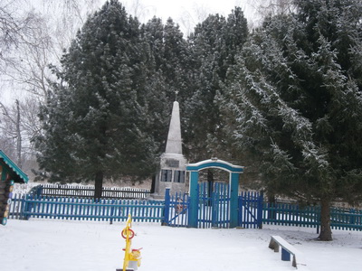 Обелиск погибшим воинам-землякам, за которым ухаживают работники клуба и детского сада