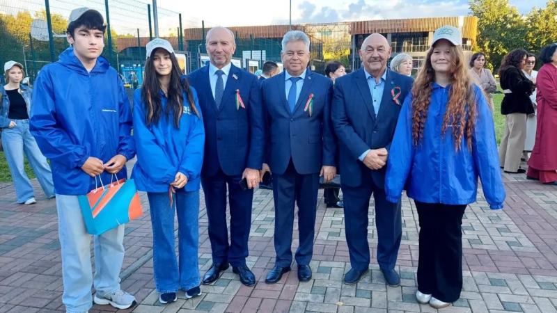 В Набережных Челнах раздают ленты в цветах флага ко Дню республики
