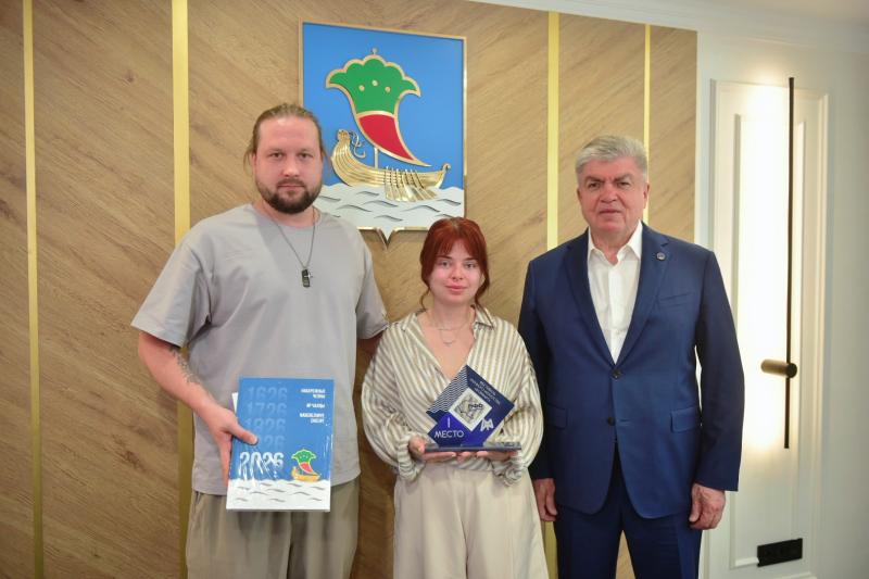Наиль Магдеев поздравил художника Александра Попова с победой в конкурсе
