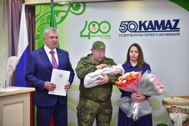 Наиль Магдеев встретил новорожденного в семье военнослужащего с подарками