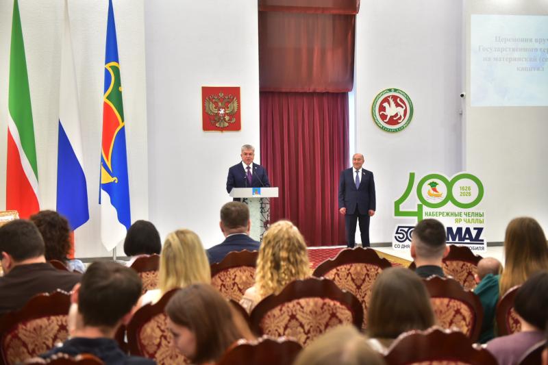 Наиль Магдеев вручил сертификаты на материнский капитал 30 семьям