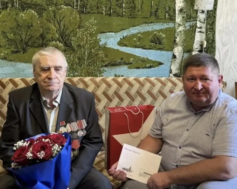 В Набережных Челнах поздравили ветерана КАМАЗа с 85-летним юбилеем