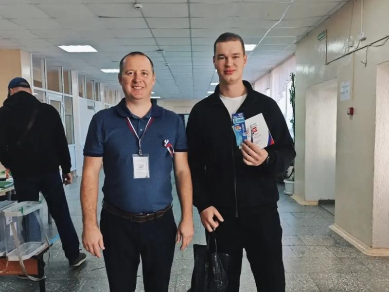 Молодые избиратели Челнов впервые голосуют и получают памятные сувениры