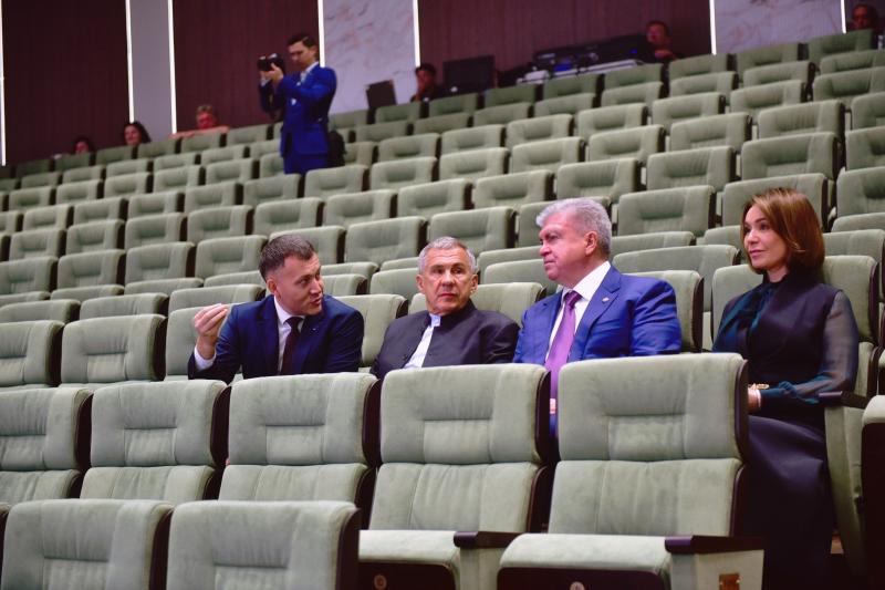 Рустам Минниханов оценил обновление концертного зала им. Сары Садыковой