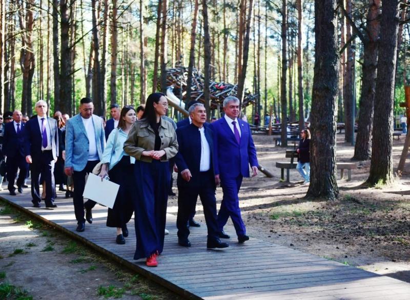 Рустам Минниханов прогулялся по обновленному парку Прибрежный