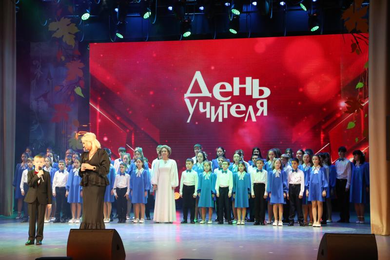 В Набережных Челнах 28 педагогов получили заслуженные награды