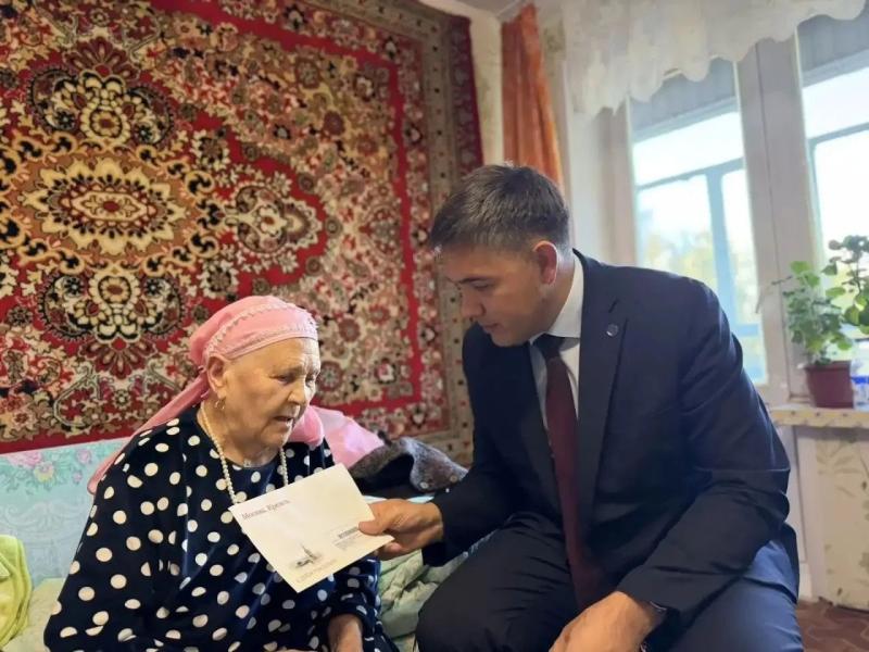 В Набережных Челнах поздравили ветерана войны Минзарю Хабутдиновну Рахимову с днем рождения