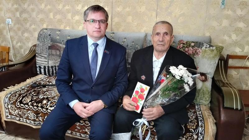 Низкий поклон поколению победителей: в Чистополе поздравили ветерана Великой Отечественной войны Евгения Черножукова.