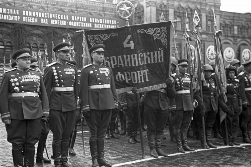 1945 год: четыре Парада Победы и один участник,  которого несли на шинели Сталина