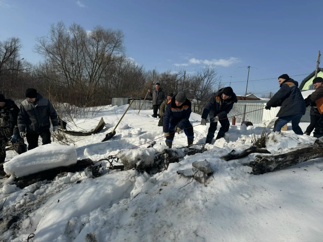 В Кузнецке проводят очистку реки Труев