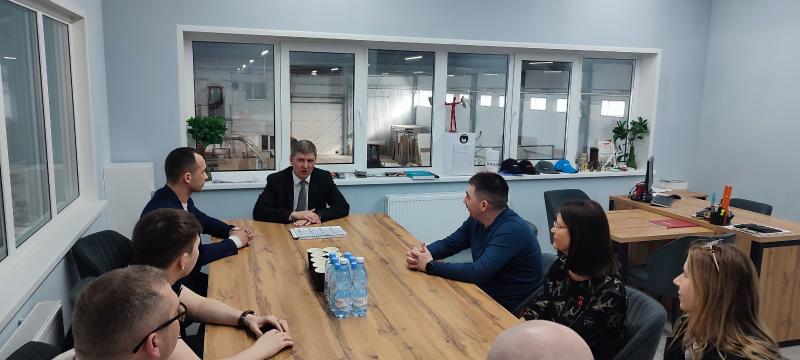 Виктор Агафонов посетил мебельную фабрику ООО «Элна»