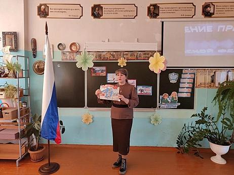 В День воссоединения Крыма с Россией специалисты МБУК «МРКДЦ» ДК с. Радищево для учеников 8 и 9 класса ООШ с. Радищево провели тематический час «Жемчужина России»
