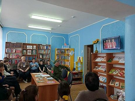 Встреча с поэтом, участником Специальной военной операции Юрием Александровичем Пантюхиным состоялась в преддверии Всемирного дня поэзии в библиотеке 20 марта