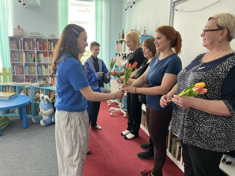 Молодогвардейцы  Кузнецкого района поздравили  женщин — работников культуры — с 8 Марта!