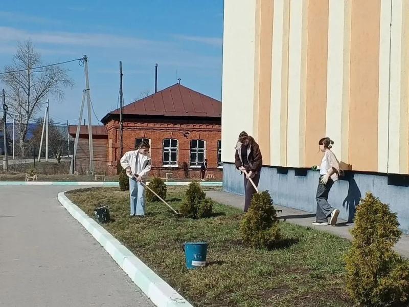 В образовательных учреждениях Кузнецкого района  продолжается месячник по благоустройству