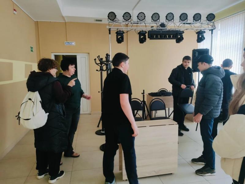 Волонтеры Евлашево помогли с установкой декораций театра им. Сац