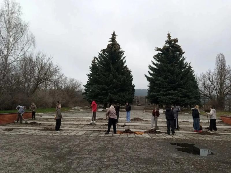 Жители села Никольское объединились для благоустройства памятного мемориала