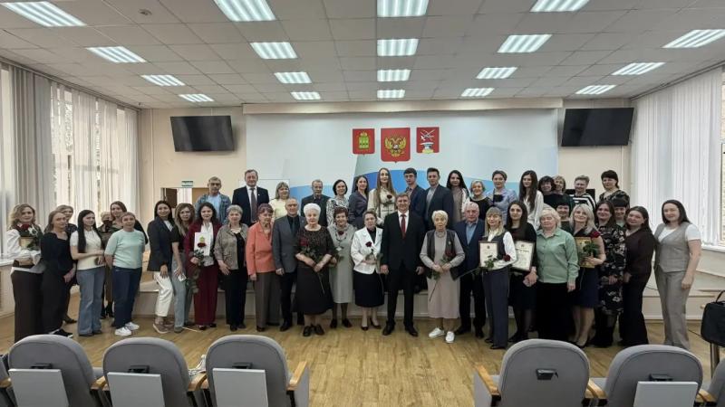 Муниципальных служащих поздравили с профессиональным праздником
