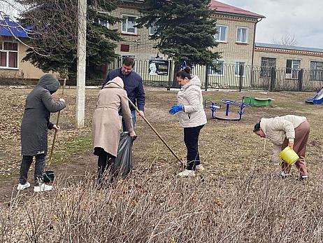 Сотрудники Детской школы искусств принимают участие в благоустройстве территории
