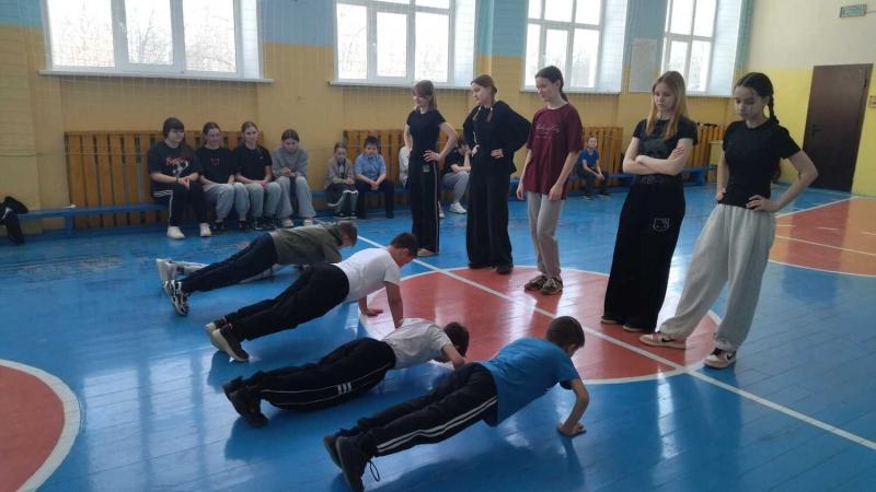 Сдача нормативов ВФСК ГТО школьниками среднего звена  в школе села Махалино