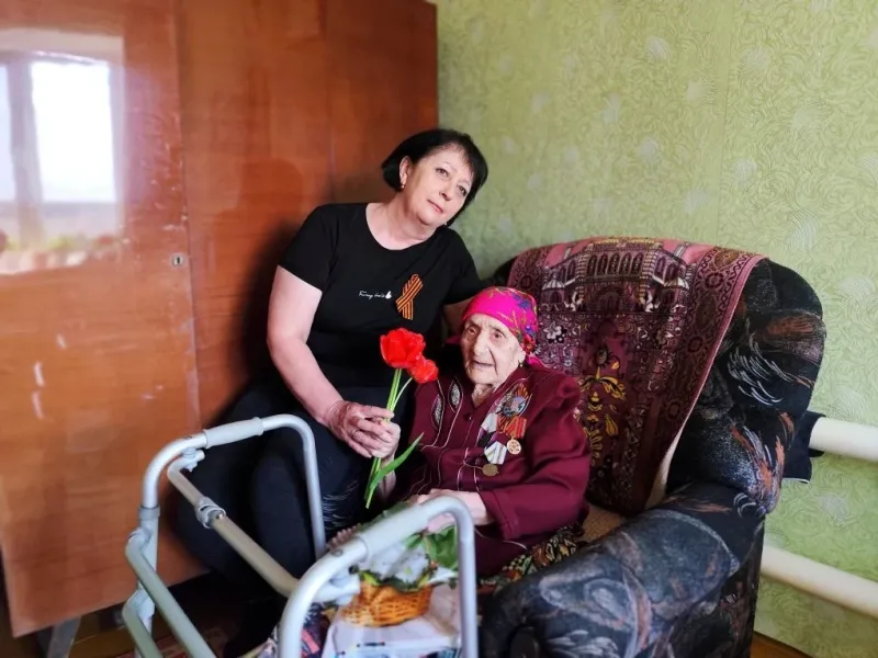 С благодарностью за подвиг: социальные работники поздравили тружеников тыла с Днём Победы