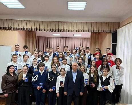 Юным кузнечанам торжественно вручили паспорта